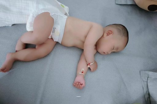 朝阳怀孕多久会显肚子